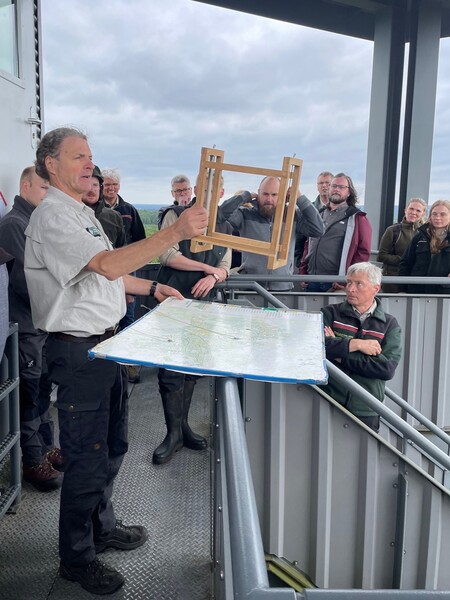 Die Teilnehmer stehen zusammen auf dem Feuerwachturm.